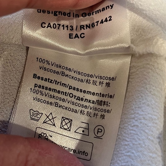 Riani White Sleeveless V-Neck Top with Sporty Trim – Size 8 - Picture 6 of 9